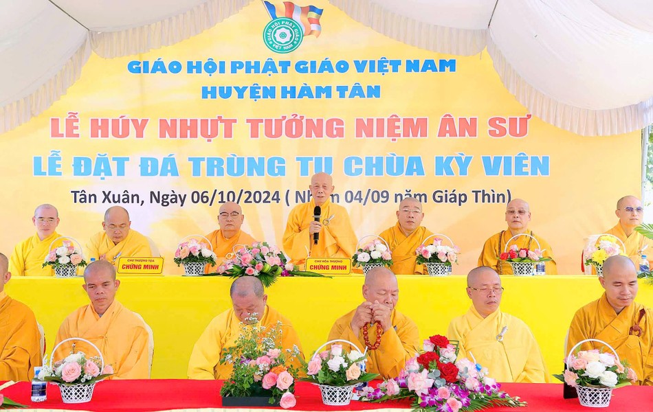 Trưởng lão Hòa thượng Thích Minh Trí ban đạo từ Trưởng lão Hòa thượng Thích Minh Trí ban đạo từ