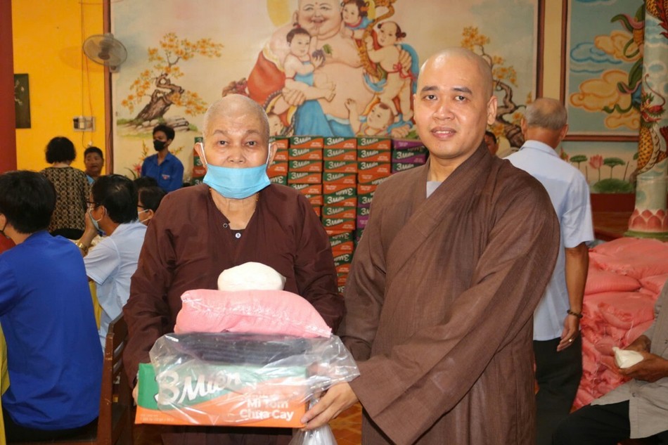 Trao quà đến các hoàn cảnh khó khăn tại địa phương Trao quà đến các hoàn cảnh khó khăn tại địa phương