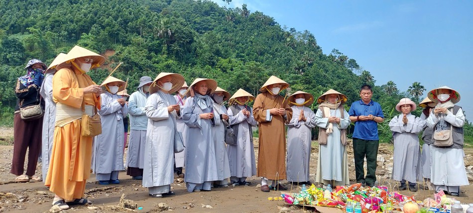 Chư Tăng Ni cùng các thành viên của đoàn thắp hương cầu nguyện hương linh đồng bào tại làng Nủ không may bị thiệt mạng trong bão lũ Chư Tăng Ni cùng các thành viên của đoàn thắp hương cầu nguyện hương linh đồng bào tại làng Nủ không may bị thiệt mạng trong bão lũ