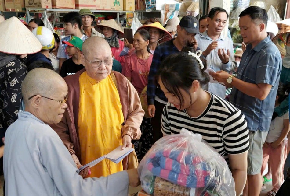 Chư Ni tặng quà đến người dân Chư Ni tặng quà đến người dân