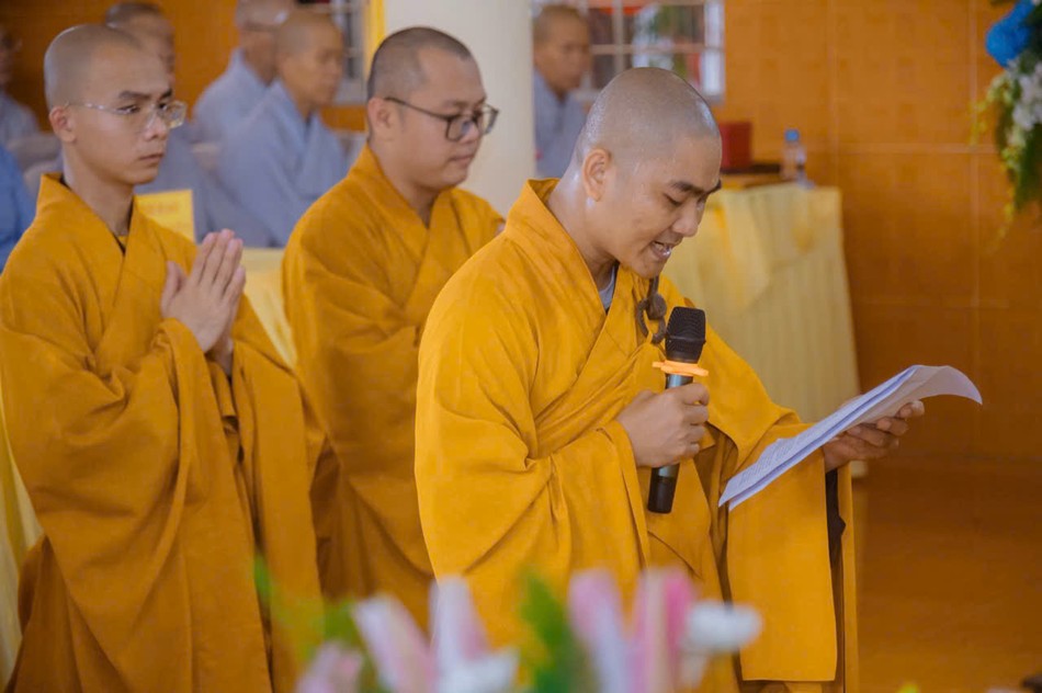 Đại đức tân trụ trì chùa Phước Long dâng lời phát nguyện Đại đức tân trụ trì chùa Phước Long dâng lời phát nguyện