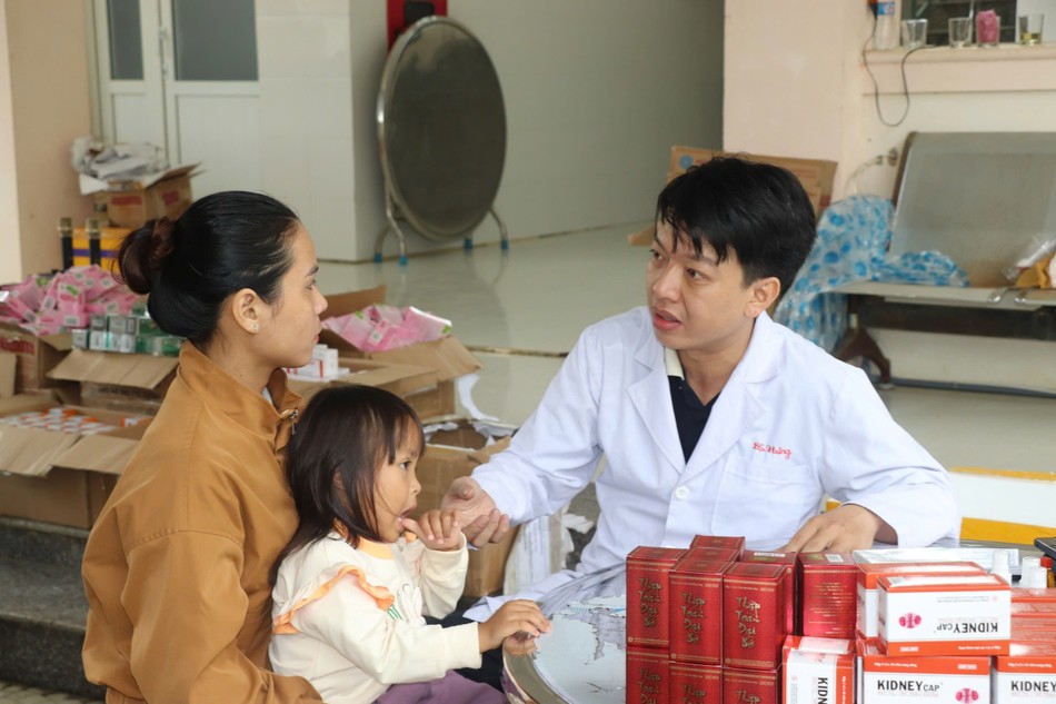Bác sĩ Nguyễn Xuân Hưng khám bệnh, tư vấn cho người dân Bác sĩ Nguyễn Xuân Hưng khám bệnh, tư vấn cho người dân