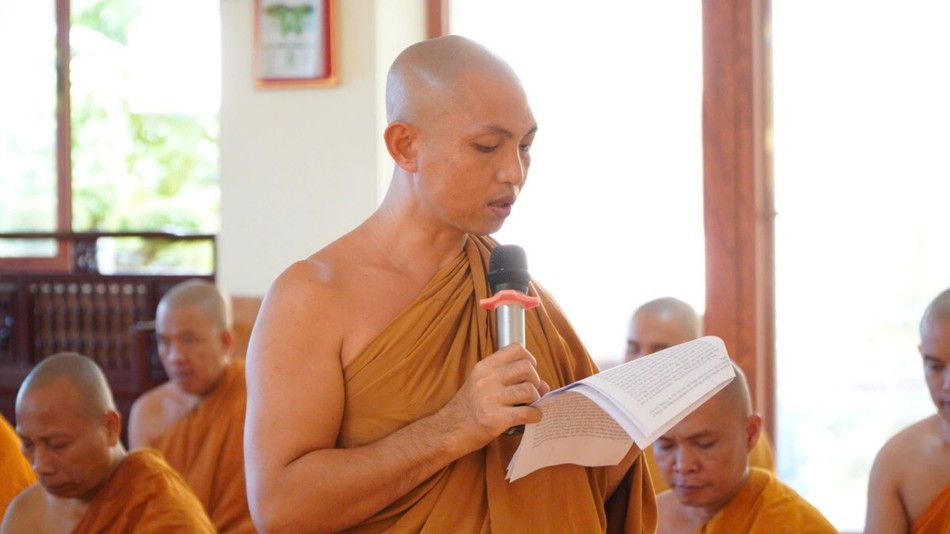 Đại đức Giác Thống trình báo cáo khóa tu Đại đức Giác Thống trình báo cáo khóa tu