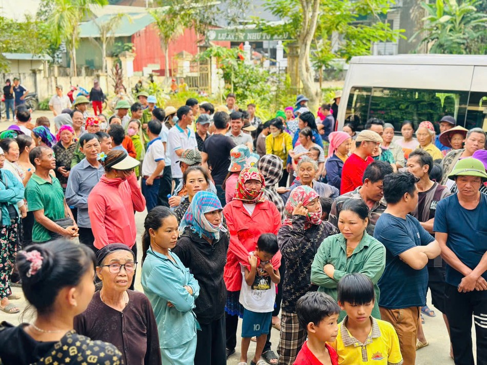 Người dân đến nhận quà Người dân đến nhận quà