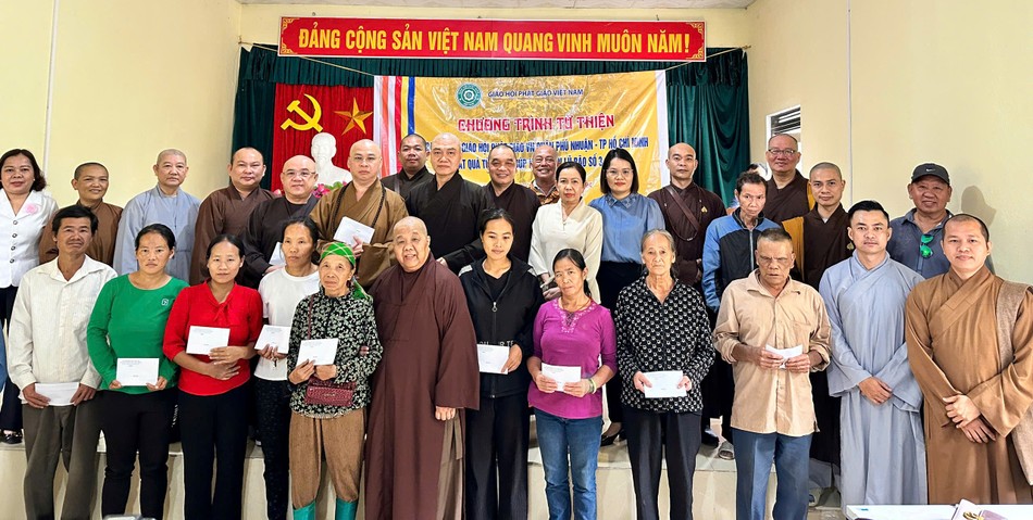 Tại H.Hòa An, Cao Bằng, đoàn trao hỗ trợ 200 phần quà đến bà con