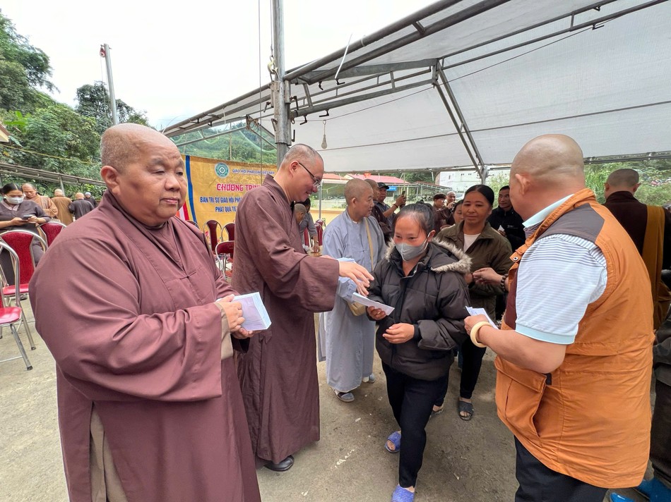 San sẻ những yêu thương