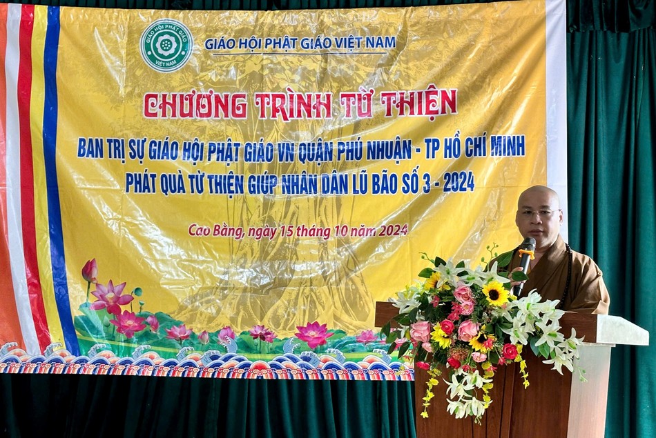 Thượng tọa Thích Minh Nhựt phát biểu chia sẻ, động viên bà con cố gắng vượt qua khó khăn