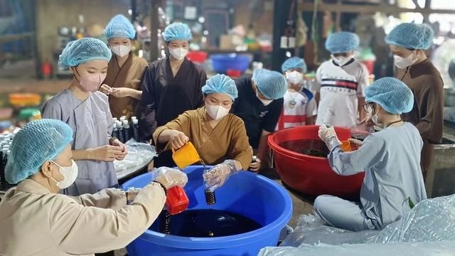 Nước sâm được các bạn trẻ nấu và vô chai đóng nắp cẩn thận để trao đến người dân Nước sâm được các bạn trẻ nấu và vô chai đóng nắp cẩn thận để trao đến người dân