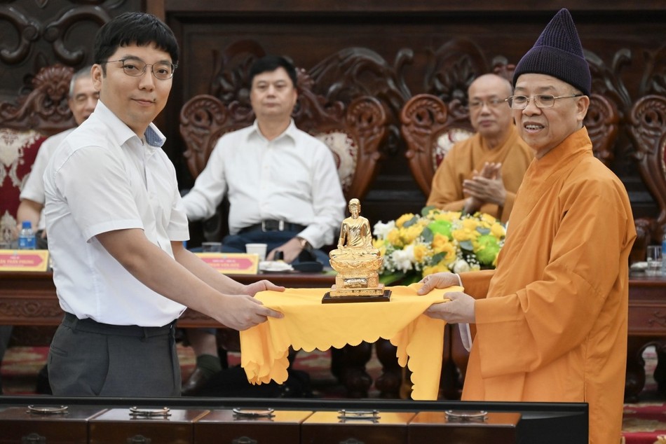 Hòa thượng Thích Thanh Quyết trao tặng các vị học giả nước ngoài tôn tượng Phật hoàng Trần Nhân Tông Hòa thượng Thích Thanh Quyết trao tặng các vị học giả nước ngoài tôn tượng Phật hoàng Trần Nhân Tông