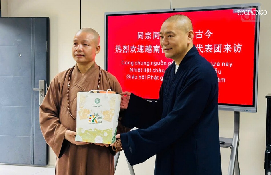 Đại diện Hiệp hội Phật giáo TP.Hồ Châu tặng quà lưu niệm đến Thượng tọa Thích Minh Quang Đại diện Hiệp hội Phật giáo TP.Hồ Châu tặng quà lưu niệm đến Thượng tọa Thích Minh Quang