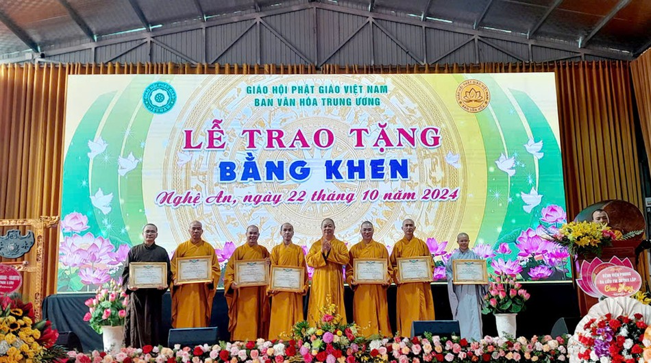 Trao Bằng tuyên dương công đức đến các tập thể và cá nhân tiêu biểu Trao Bằng tuyên dương công đức đến các tập thể và cá nhân tiêu biểu