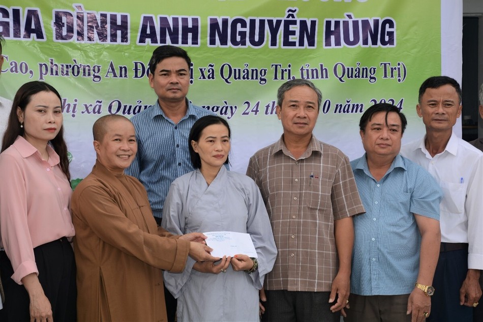 Sư cô Thích nữ Tuệ Định trao tịnh tài hỗ trợ đến gia đình anh Nguyễn Hùng Sư cô Thích nữ Tuệ Định trao tịnh tài hỗ trợ đến gia đình anh Nguyễn Hùng