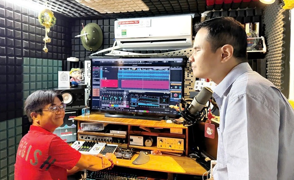 Vinh cùng kỹ thuật viên phòng thu hòa âm cho ca sĩ