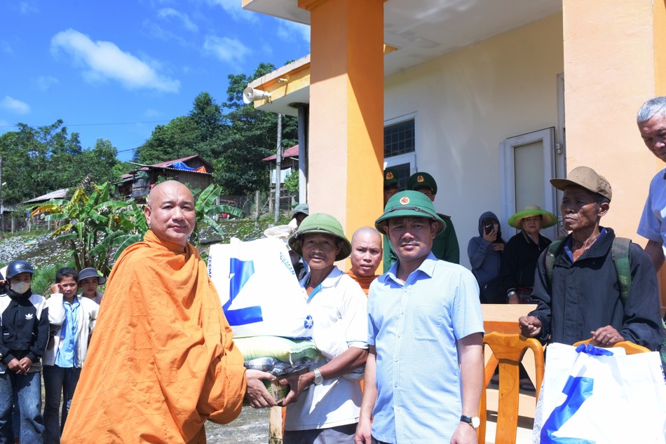 Đại đức Thích Minh Sĩ tận tay trao quà Đại đức Thích Minh Sĩ tận tay trao quà