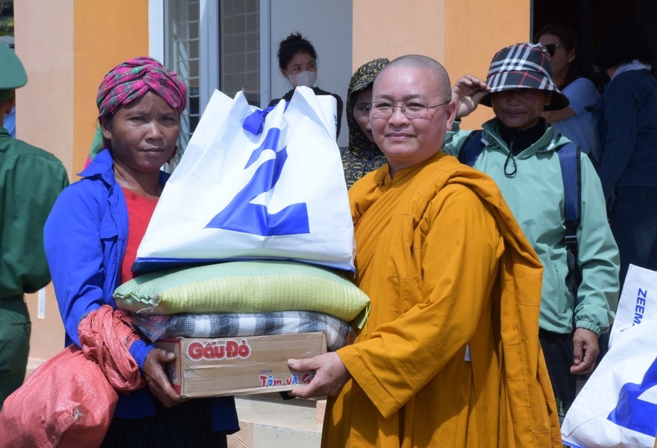 Ni sư Thích nữ Phương Liên trao quà, động viên bà con vượt qua khó khăn Ni sư Thích nữ Phương Liên trao quà, động viên bà con vượt qua khó khăn
