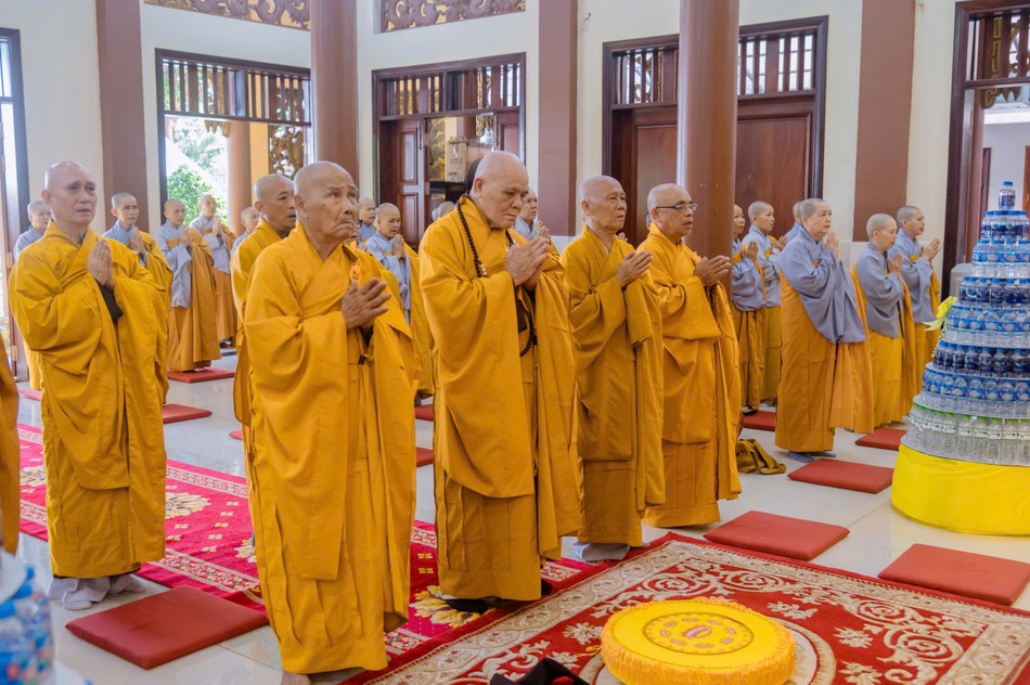 Thành kính đảnh lễ Tam bảo