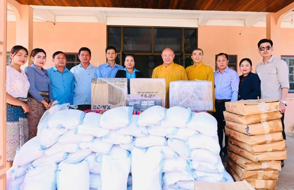 Tặng quà tại H.Sốp Bâu, tỉnh Hủa Phăn, nước CHDCND Lào