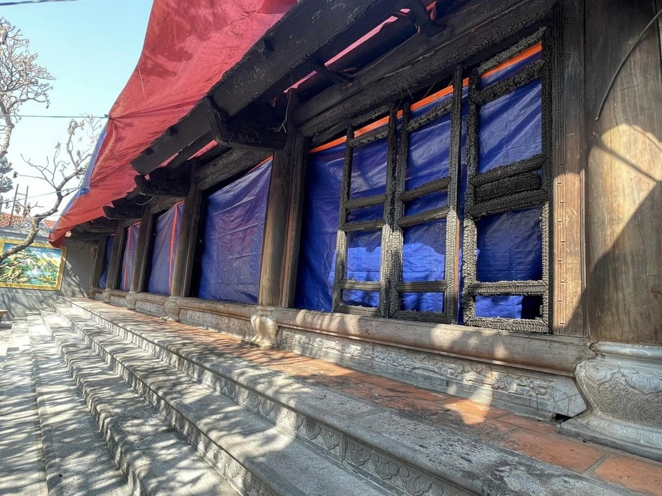 Bộ Văn hóa Thể thao và Du lịch đề nghị bao che công trình, nhưng không căng bạt trực tiếp lên do kết cấu công trình đã rất yếu - Ảnh: Trường Quân