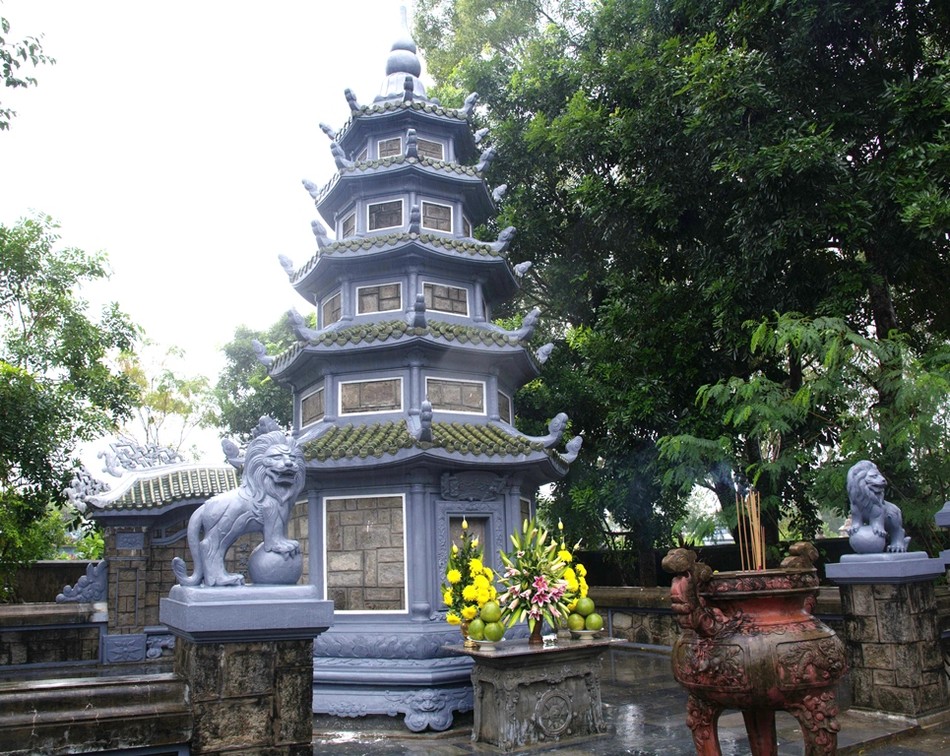 Bảo tháp Hòa thượng Thích Phước Châu trong khuôn viên tổ đình Sắc tứ Tịnh Quang