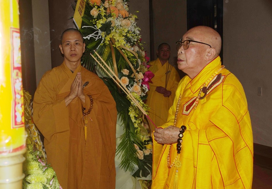 Hòa thượng Thích Thiện Tấn dâng hương tưởng niệm