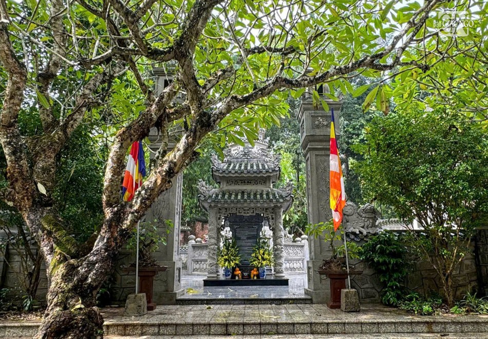 Bia tưởng niệm cố Trưởng lão Hòa thượng Thích Chơn Thiện