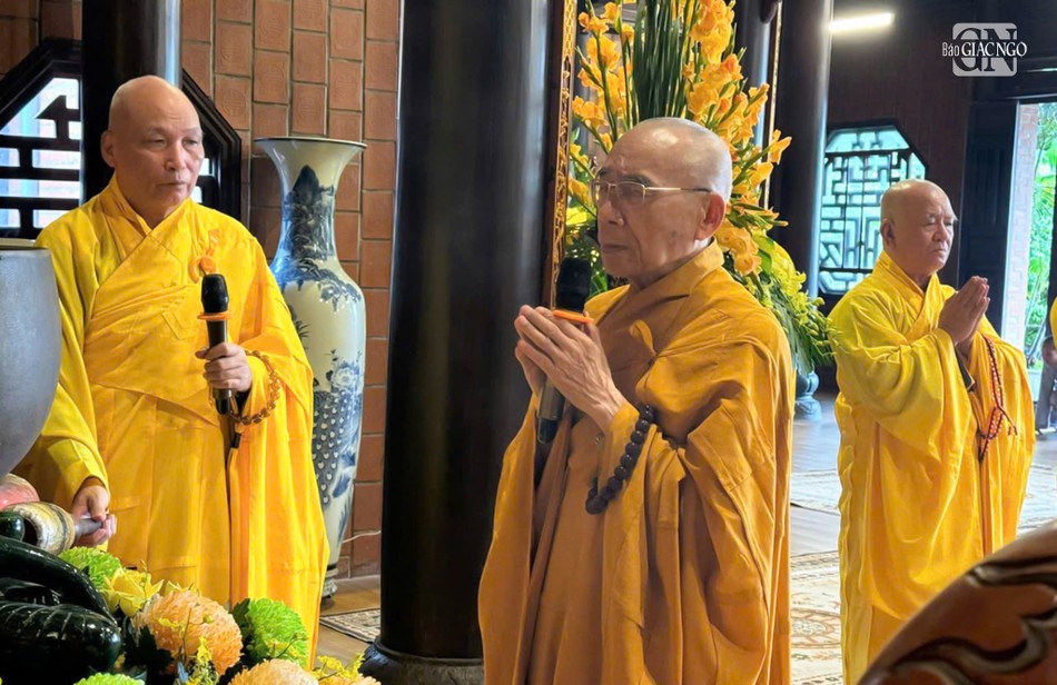 Trưởng lão Hòa thượng Thích Quang Nhuận cử hành khóa lễ cúng ngọ truyền thống