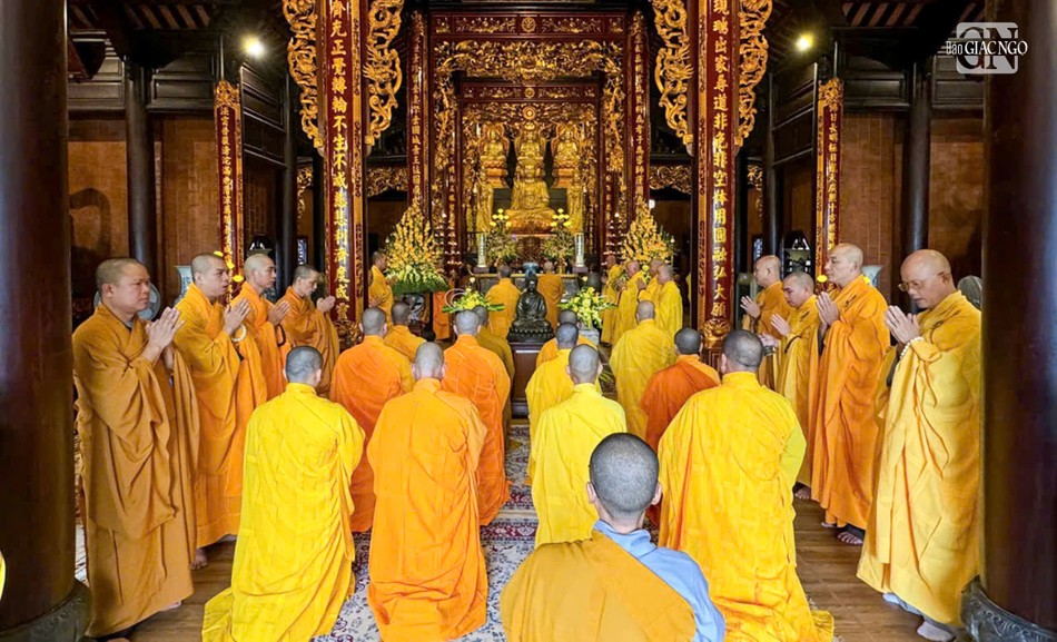 Trang nghiêm khóa lễ cúng ngọ tại chánh điện tổ đình Tường Vân