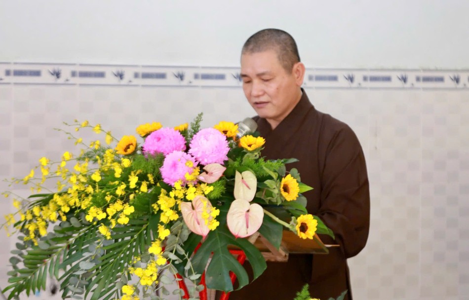 Thượng tọa Thích Chiếu Thiền báo cáo tổng kết