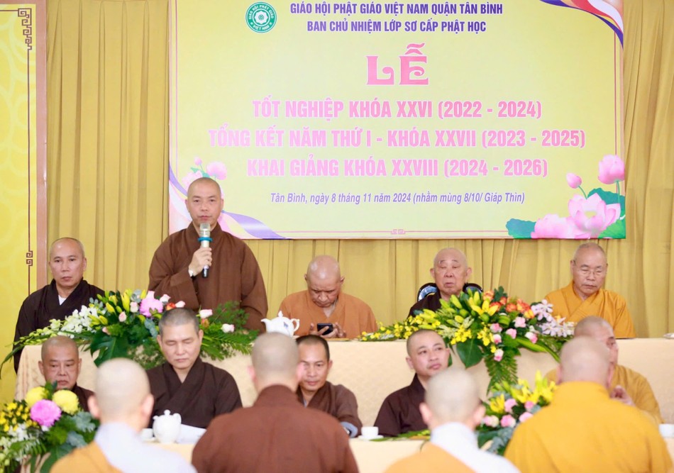 Thượng tọa Thích Quang Thạnh ban huấn từ