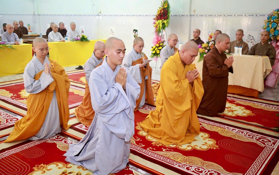 Đại diện Tăng Ni sinh dâng lời tri ân