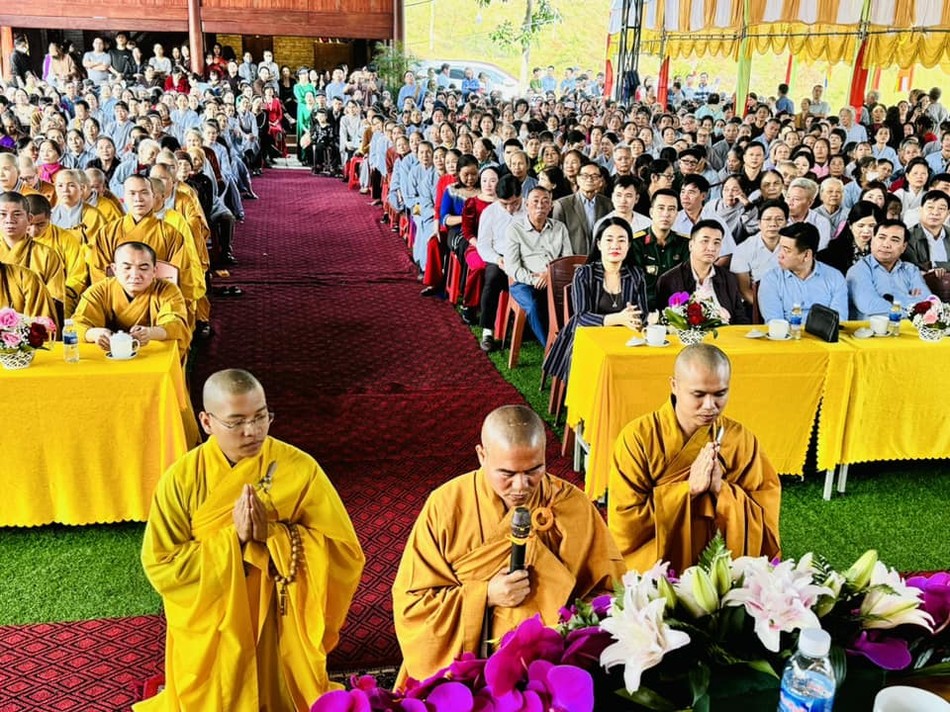 Đại đức Thích Chúc Huy dâng lời phát nguyện Đại đức Thích Chúc Huy dâng lời phát nguyện