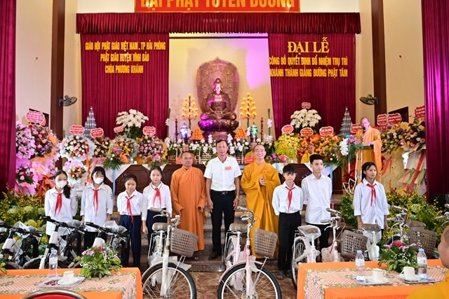 Trao xe đạp đến các em học sinh nghèo vượt khó trên địa bàn H.Vĩnh Bảo Trao xe đạp đến các em học sinh nghèo vượt khó trên địa bàn H.Vĩnh Bảo