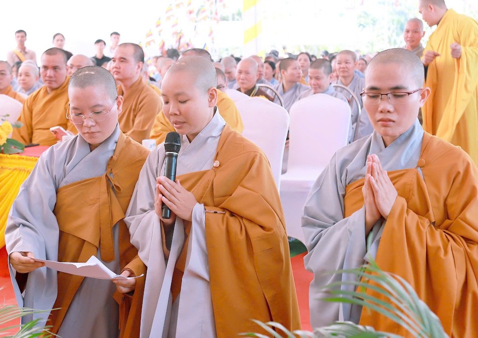 Sư cô Thích nữ Huệ Tịnh dâng lời phát nguyện Sư cô Thích nữ Huệ Tịnh dâng lời phát nguyện