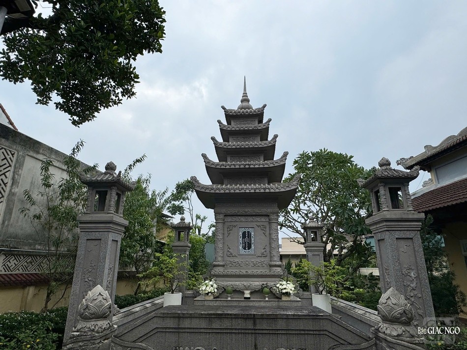 Bảo tháp lưu giữ một phần xá-lợi Trưởng lão Hòa thượng Thích Trí Quang sau chùa Từ Đàm Bảo tháp lưu giữ một phần xá-lợi Trưởng lão Hòa thượng Thích Trí Quang sau chùa Từ Đàm