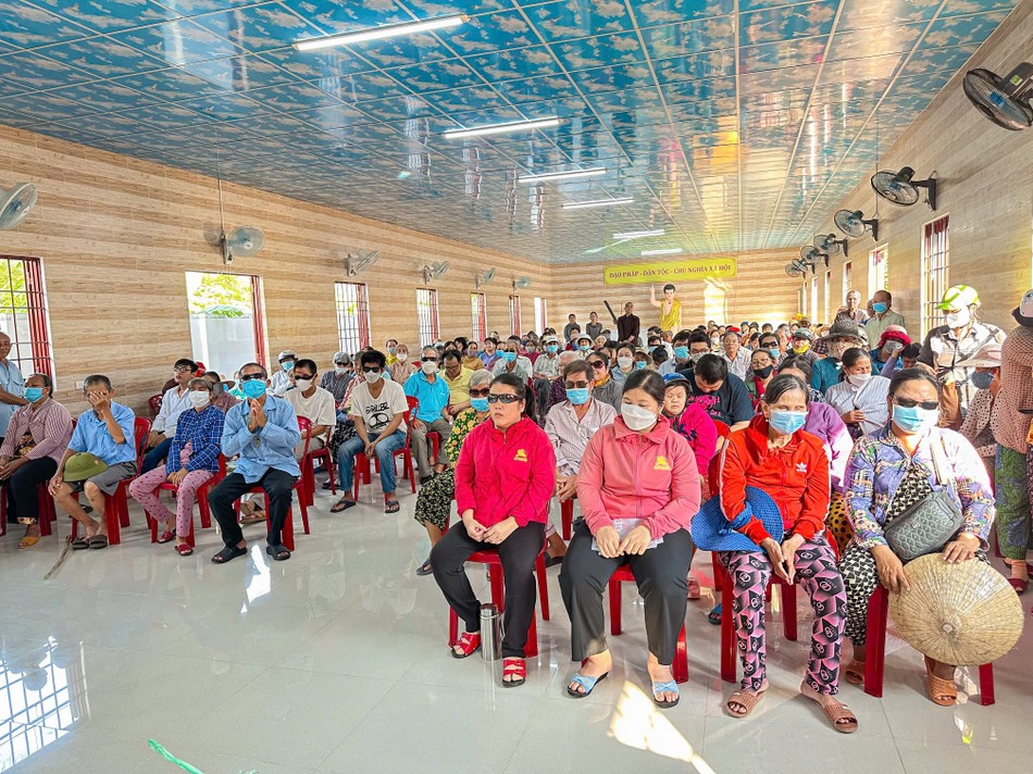 Bà con khiếm thị, nạn nhân chất độc màu da cam đến nhận quà tại chùa Liên Hoa