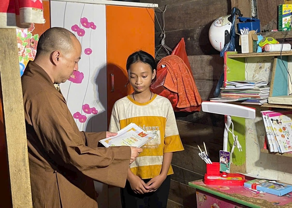 Đại đức Thích Minh Đăng động viên học sinh nỗ lực học tốt Đại đức Thích Minh Đăng động viên học sinh nỗ lực học tốt