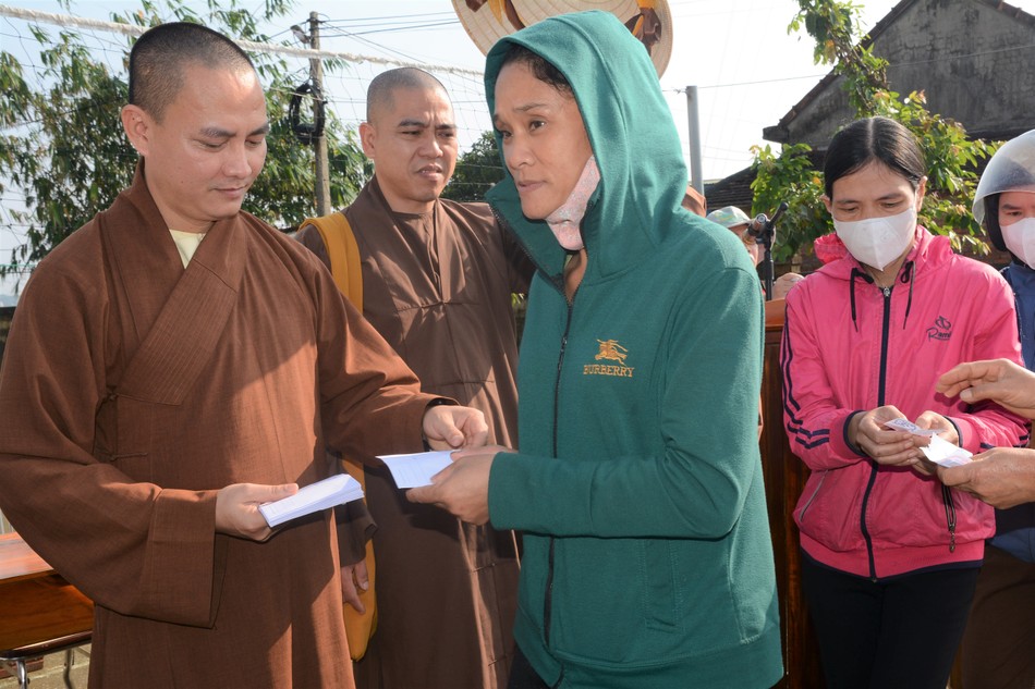 Tặng quà đến bà con tại H.Vĩnh Linh, Quảng Trị Tặng quà đến bà con tại H.Vĩnh Linh, Quảng Trị