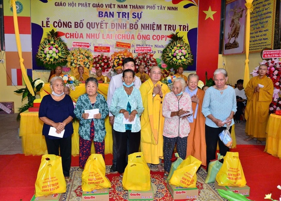 Trao quà đến bà con có hoàn cảnh khó khăn tại địa phương Trao quà đến bà con có hoàn cảnh khó khăn tại địa phương