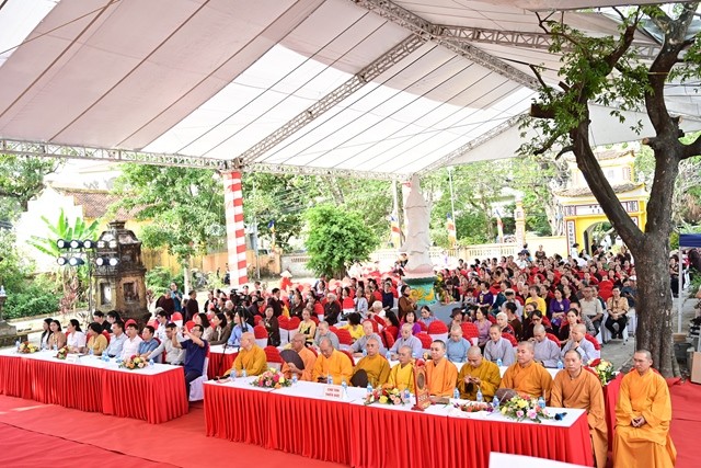 Chư tôn đức Tăng Ni, đại biểu, Phật tử tham dự buổi lễ Chư tôn đức Tăng Ni, đại biểu, Phật tử tham dự buổi lễ