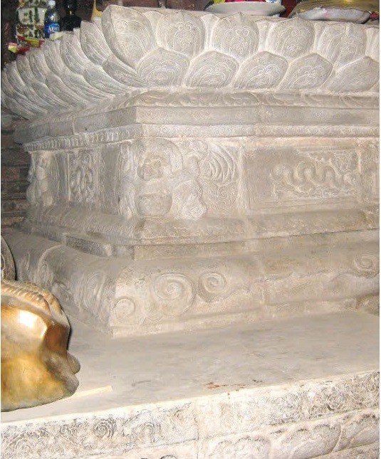 Bệ đá hoa sen chùa Thầy có tòa sen lớn nhất Việt Nam, được chế tác trong khoảng thời gian từ thế kỷ XV đến thế kỷ XVI - Ảnh: CMK Bệ đá hoa sen chùa Thầy có tòa sen lớn nhất Việt Nam, được chế tác trong khoảng thời gian từ thế kỷ XV đến thế kỷ XVI - Ảnh: CMK