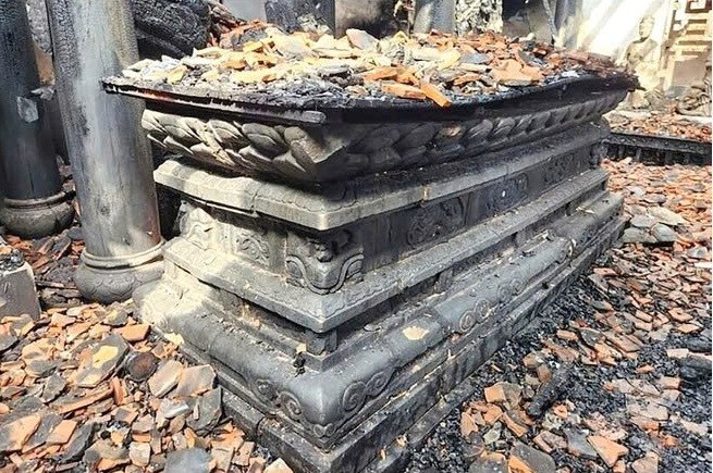 Vụ hỏa hoạn chùa Phổ Quang hôm 23-10-2024 đã thiêu rụi chính điện, cùng với 27 pho tượng Phật cổ. Riêng bảo vật quốc gia là bệ đá hoa sen vẫn còn, nhưng ảnh hưởng sức nóng của lửa đã bị vỡ một số cánh hoa Vụ hỏa hoạn chùa Phổ Quang hôm 23-10-2024 đã thiêu rụi chính điện, cùng với 27 pho tượng Phật cổ. Riêng bảo vật quốc gia là bệ đá hoa sen vẫn còn, nhưng ảnh hưởng sức nóng của lửa đã bị vỡ một số cánh hoa