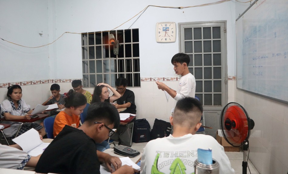 Không chỉ truyền đạt kiến thức, thầy Khánh còn chỉ dạy các em kỹ năng giao tiếp, cách đối nhân xử thế