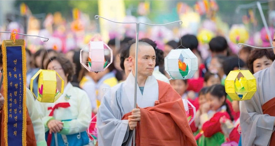 Nhiều người trẻ Hàn Quốc biết đến Phật giáo qua mạng xã hội - Ảnh: Shutterstock