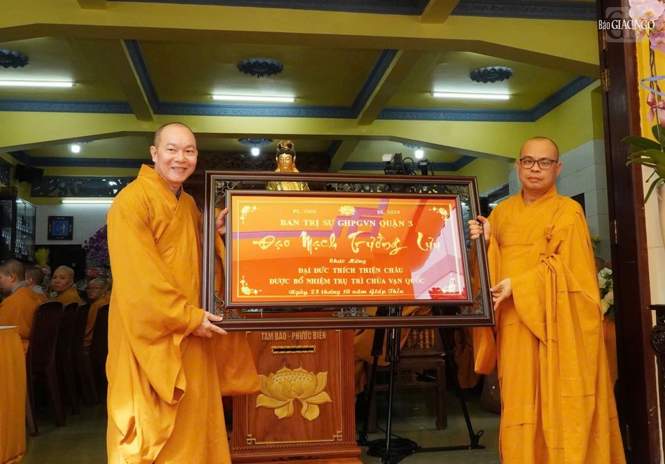 Đại đức Thích Thiện Châu đón nhận khánh vàng chúc mừng của Ban Trị sự GHPGVN Q.3 Đại đức Thích Thiện Châu đón nhận khánh vàng chúc mừng của Ban Trị sự GHPGVN Q.3