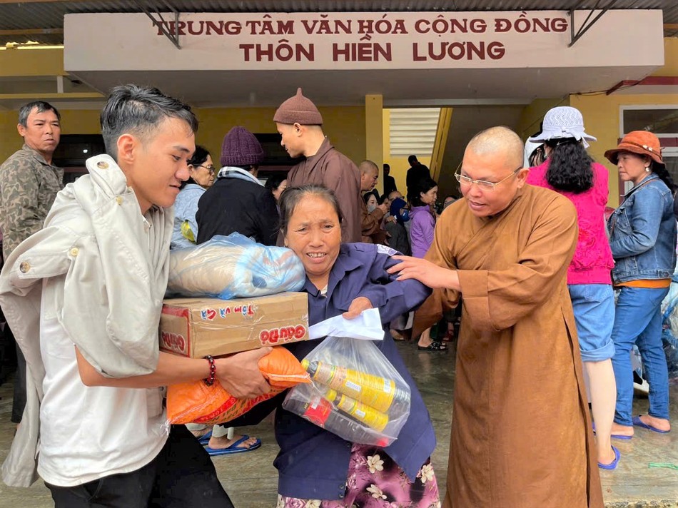 Trao quà đến người dân ở H.Vĩnh Linh, Quảng Trị Trao quà đến người dân ở H.Vĩnh Linh, Quảng Trị