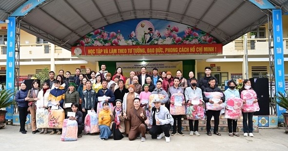 Trao quà đến các gia đình có hoàn cảnh khó khăn Trao quà đến các gia đình có hoàn cảnh khó khăn