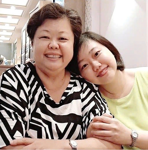 Phật tử Lý Tú Châu và mẹ Phật tử Lý Tú Châu và mẹ