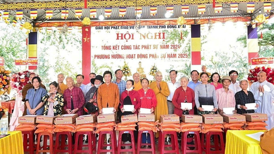 Tặng quà đến các hộ gia đình có hoàn cảnh khó khăn tại địa phương Tặng quà đến các hộ gia đình có hoàn cảnh khó khăn tại địa phương