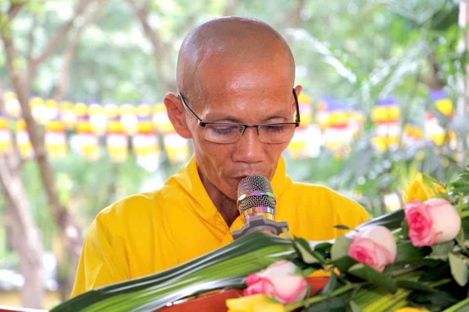 Đại đức Thích Đức Thành đọc báo cáo tổng kết Đại đức Thích Đức Thành đọc báo cáo tổng kết