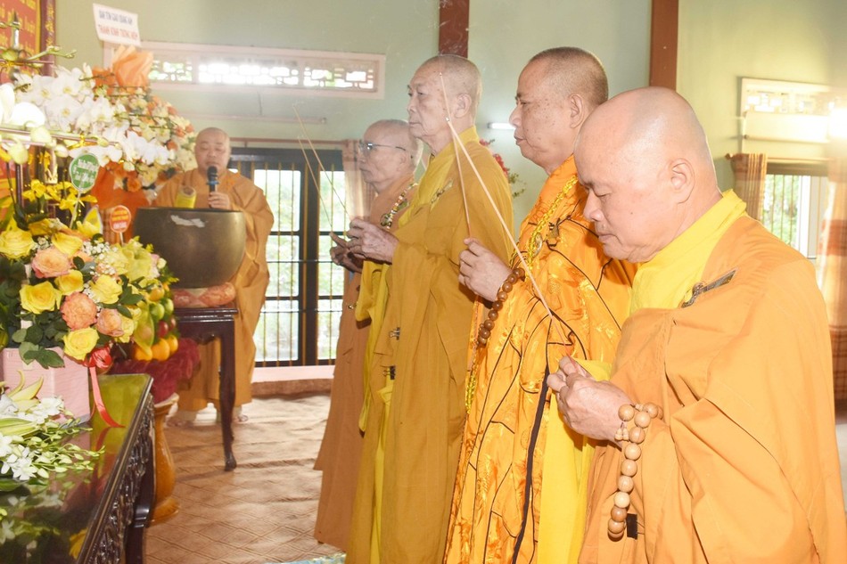 Chư tôn đức thắp hương tưởng niệm Chư tôn đức thắp hương tưởng niệm